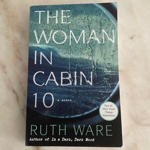The woman in Cabin 10 paperback book